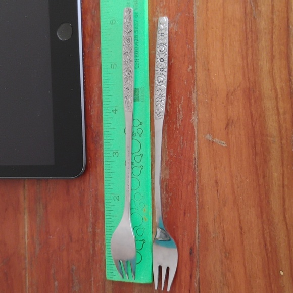 🍴 VINTAGE  ONEIDA MALIBU COCKTAIL FORKS 6" PAIR - Picture 1 of 16